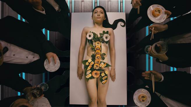 周霭宏新歌MV以女体寿司讽刺社会现象。（周霭宏提供）