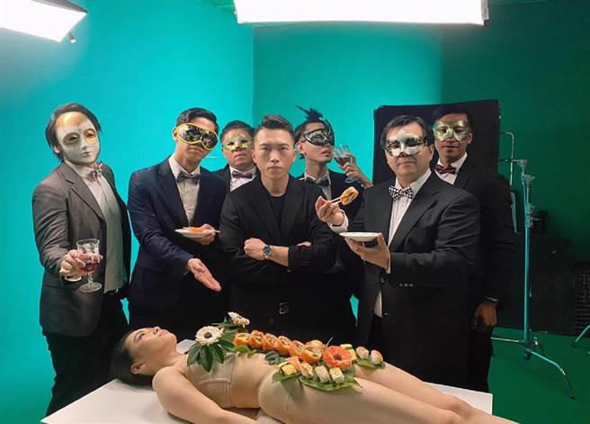 周霭宏新歌MV以女体寿司讽刺社会现象。（周霭宏提供）