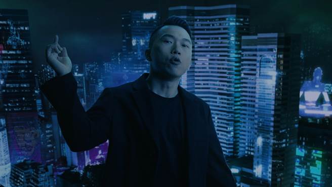 周霭宏新歌MV以女体寿司讽刺社会现象。（周霭宏提供）