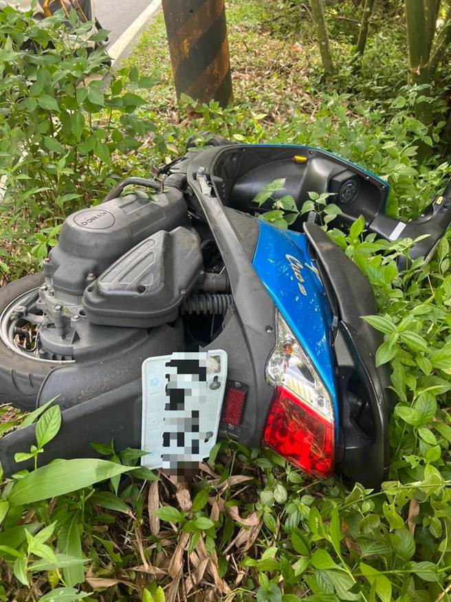 员警巡逻时发现倒在草丛的白牌机车。（警方提供／李奇叡新北传真）