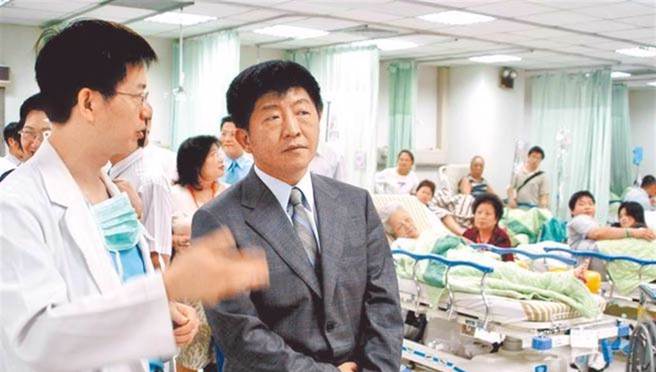 陈时中2004~2008年陈水扁总统任内曾任卫生署副署长(图中)，之后回归牙医界执业。（图／本报资料照）