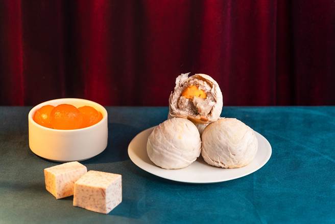 「芋头半蛋酥」蜜芋头加上咸蛋黄，诉求咸甜平衡。（食芋堂提供）