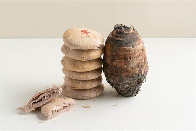 「芋香太阳饼」千层、酥松的外皮搭配浓芋内馅，8入礼盒，250元。（食芋堂提供）