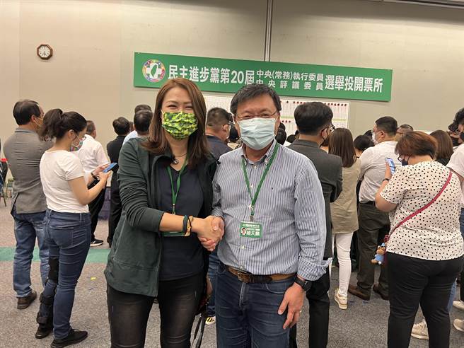 民进党全代会今（17日）登场，第20届中央执行委员会选举结果出炉，高雄市议员高闵琳、立委赵天麟同样拿下13票，最后由抽籤决定。（曾薏苹摄）