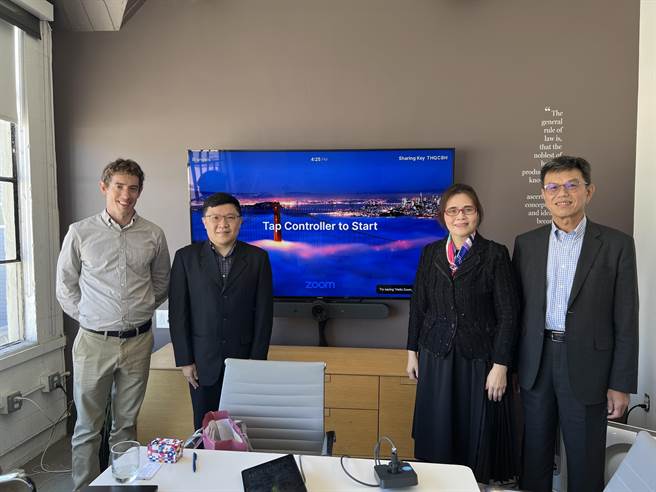 会研会成员与SASB进行意见交流。左到右是Sam Wallace 、朱承平、王怡心、周世昊。（王怡心提供）