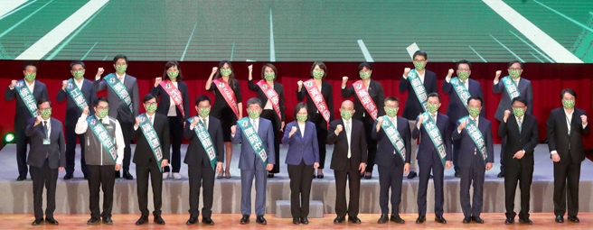 民进党17日举行全代会，由党主席蔡英文总统（中左）偕同行政院长苏贞昌（中右），介绍民进党县市长选举的参选人与各执政县市的首长，以「团结台湾、顾好未来」为主轴，为年底的县市长选举喊出冻蒜的口号。（郑任南摄）