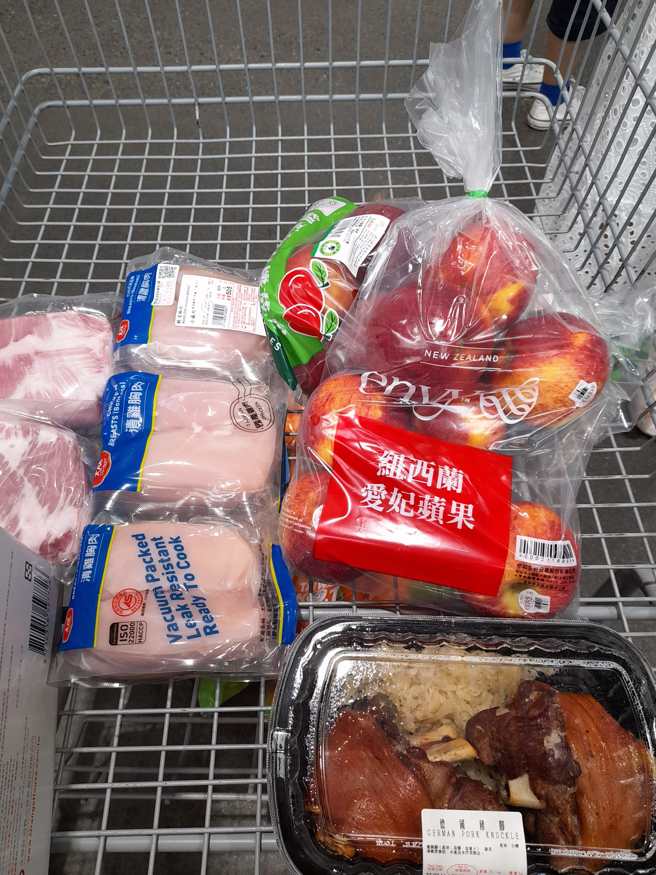 一名女網友到好市多買了德國豬腳，被結帳阿姨提醒才知道可以拿芥末醬搭配，結果一堆苦主也不知。（圖／翻攝臉書Costco好市多 商品經驗老實說）