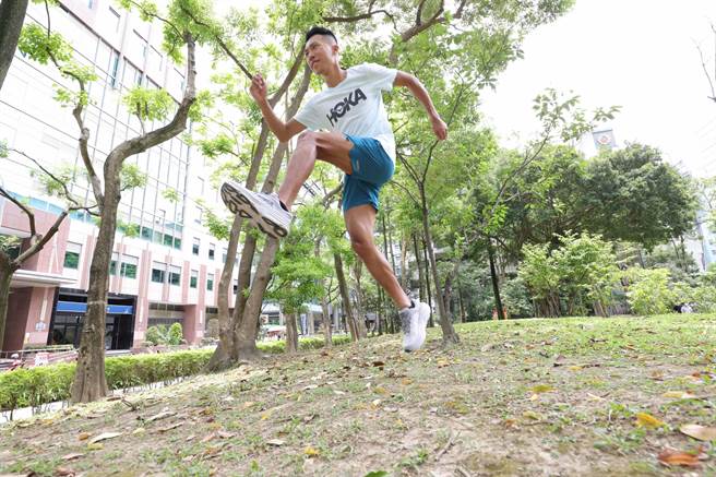超马运动员陈彦博喜爱HOKA机能性，称讚第一次穿上就感到惊艷，也鼓励大家「跑出态度、超越不可能。」（HOKA提供）