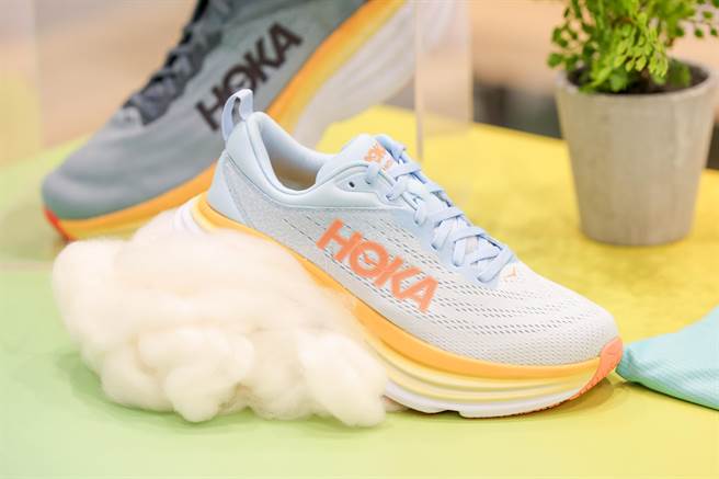 HOKA首次推出全球系列活动FLY HUMAN FLY，满足专业运动功能及日常穿搭，图为Bondi 8鞋款。（HOKA提供）