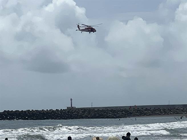 漁光島15日又傳戲水溺水憾事，空勤直升機到場協助從高空對海面上搜尋溺者。(台南市消防局提供／曹婷婷台南傳真)