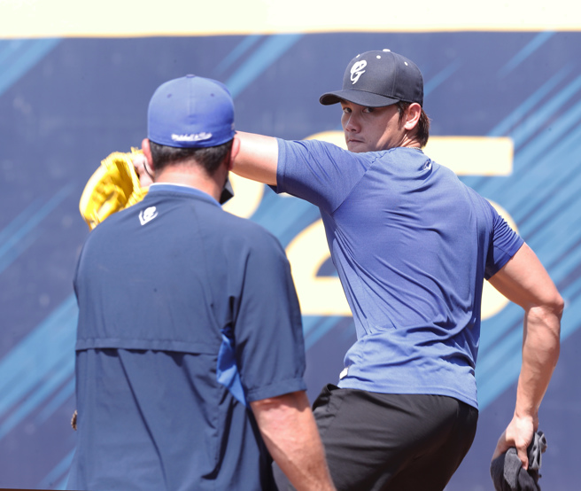 富邦悍將江少慶（左）與投手教練羅曼。（陳怡誠攝）