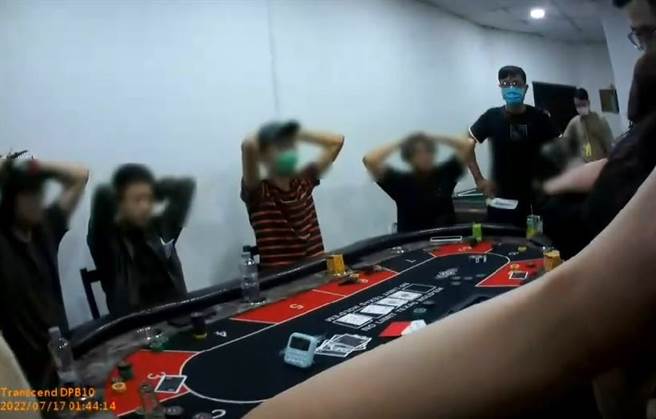 现场主嫌及8名赌客措手不及，全数被逮。（警方提供／李奇叡新北传真）