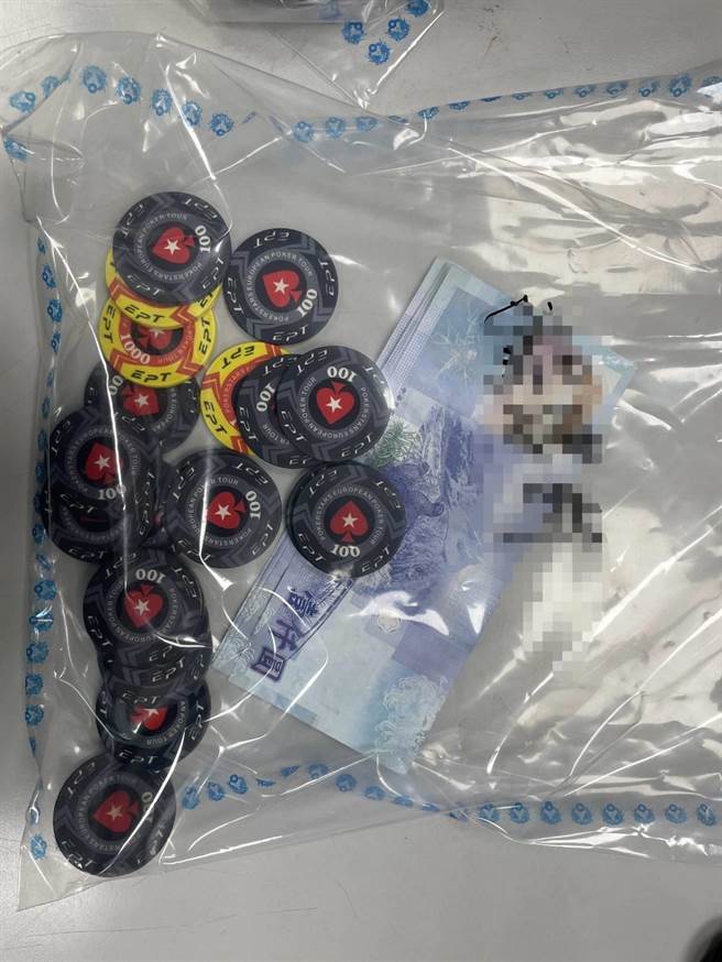 警方在现场查扣筹码、新台币。（警方提供／李奇叡新北传真）