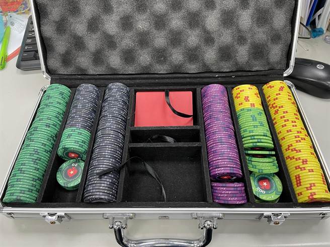 警方在现场查扣筹码、新台币。（警方提供／李奇叡新北传真）