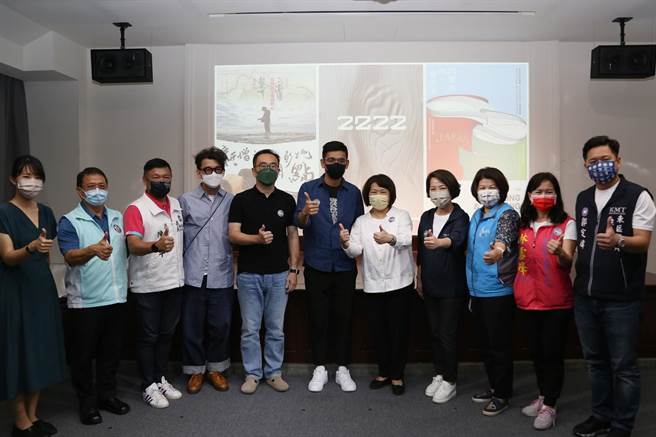 嘉义市立美术馆今推出《2222》特展，由艺术家进行创作呈现，图为嘉义市长黄敏惠与艺术家等人合照。（嘉义市政府提供∕吕妍庭嘉义传真）
