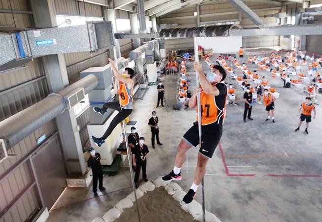 桃園機場公司舉行消防員招募第一階段體能測驗，在爬竿項目中，考生必須在90秒內完成臂力爬竿（不得夾腿）5公尺1次。（范揚光攝）