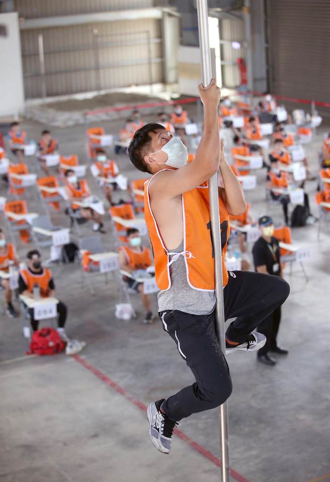 桃園機場公司舉行消防員招募第一階段體能測驗，在爬竿項目中，考生必須在90秒內完成臂力爬竿（不得夾腿）5公尺1次。（范揚光攝）