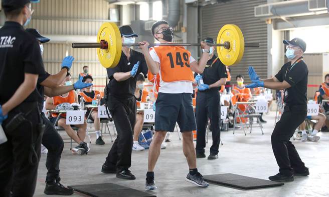 桃園機場公司舉行消防員招募第一階段體能測驗，在舉重項目中，考生必須在90秒內完成110磅（30公斤）挺舉不著地3次。（范揚光攝）