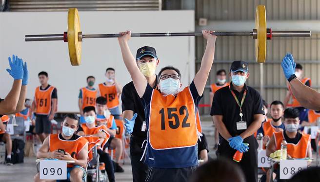 桃園機場公司舉行消防員招募第一階段體能測驗，在舉重項目中，考生必須在90秒內完成110磅（30公斤）挺舉不著地3次。（范揚光攝）