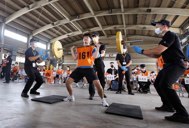 桃園機場公司舉行消防員招募第一階段體能測驗，在舉重項目中，考生必須在90秒內完成110磅（30公斤）挺舉不著地3次。（范揚光攝）