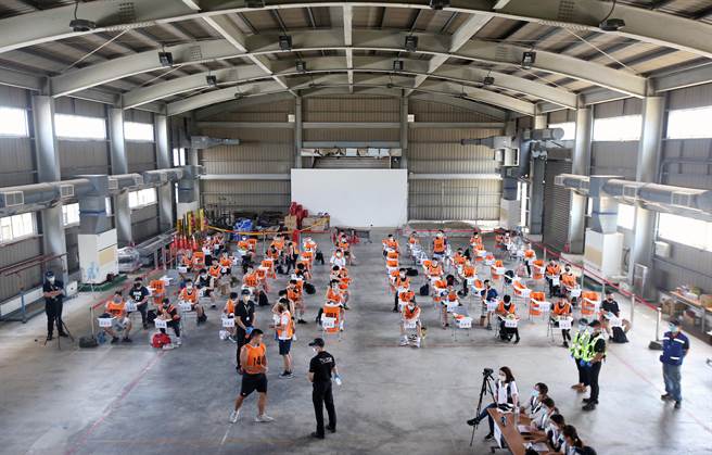 桃園機場公司舉行消防員招募第一階段體能測驗，考生身分包括大學畢業生、健身教練，甚至還有其他縣市的現職消防員。（范揚光攝）