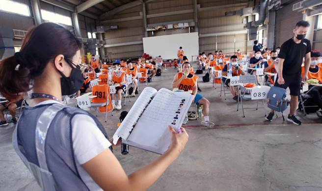 桃園機場公司舉行消防員招募第一階段體能測驗，1名未通過測驗者（右）被請出場外。（范揚光攝）