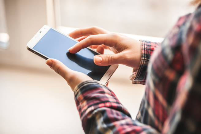 澳洲一名咖啡店员工传讯时没加入表情符号，被上司认定没礼貌而开除。(示意图/达志影像)