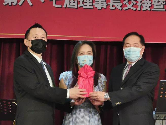 台南市餐旅教育协会卸任理事长苏宏文（右）把印信交接给新任理事长周立峯（左）。（曹婷婷摄）