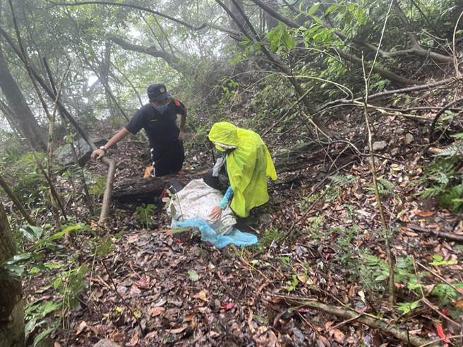 男子不慎滑落20公尺边坡，疑似撞击到头部擦伤流血，由嘉义县消防局人员救援下山。（嘉义县消防局提供∕吕妍庭嘉义传真）
