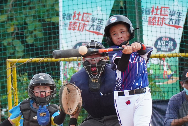 WHB聯盟紀詠嘉睜大眼睛，想好好擊中球。（台灣世界少棒聯盟協會提供）
