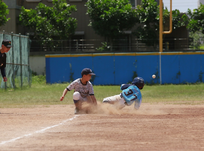 全國社區學生棒球U12北二區賽事，小小馬球員（左）因為陣容換血，現有球員較欠缺比賽經驗，教練表示將好好協助準備全國賽。（台灣世界少棒聯盟協會提供）