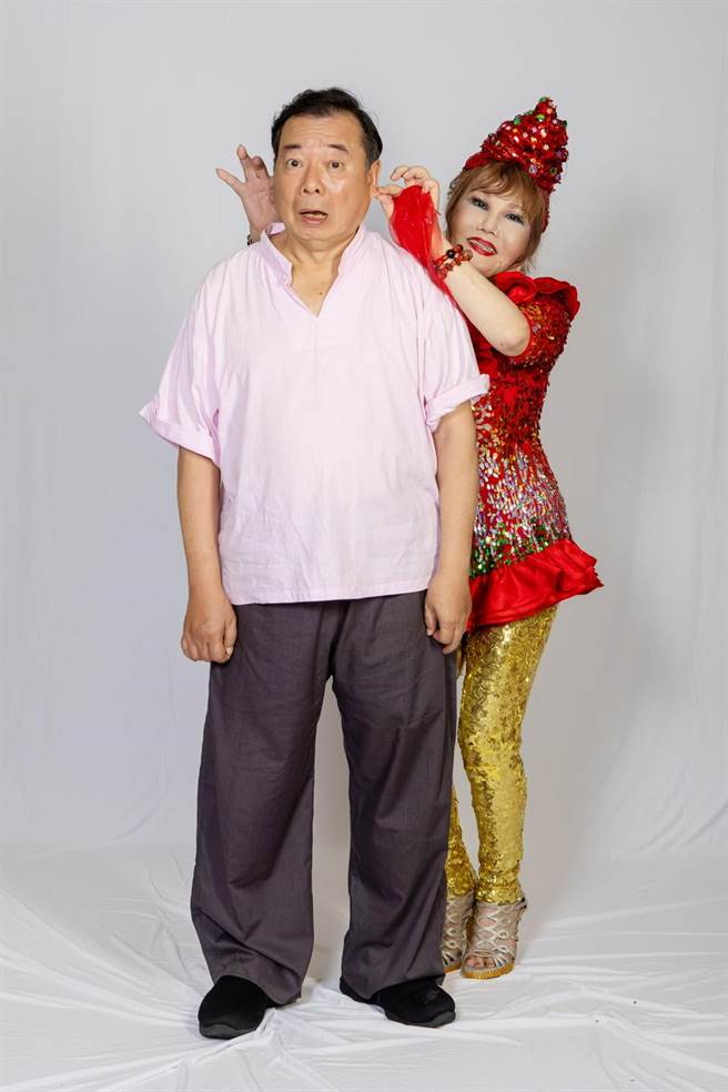 廖峻（左）将直播当作復健：「动动脑筋、活动筋骨。」（黄华安摄影提供）