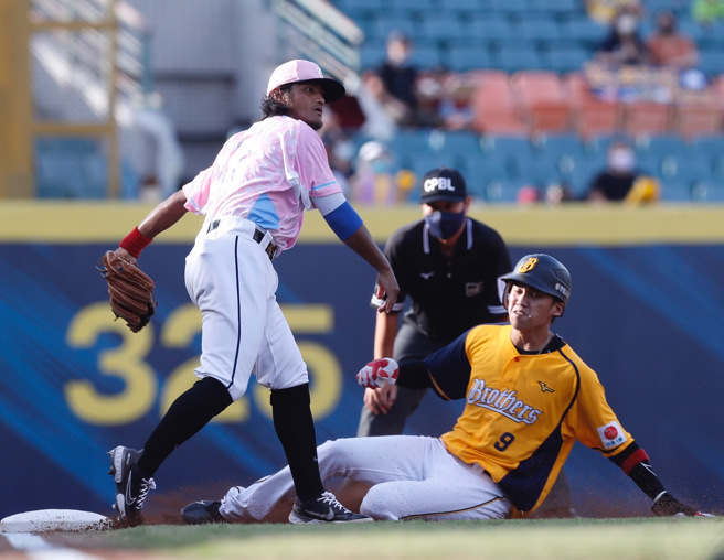 富邦悍將葉竹軒單場3次失誤，守不滿2局就被換下場。（陳怡誠攝）