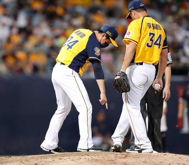 中信兄弟李振昌被抓投手犯规，总教练林威助上场询问裁判。（陈怡诚摄）