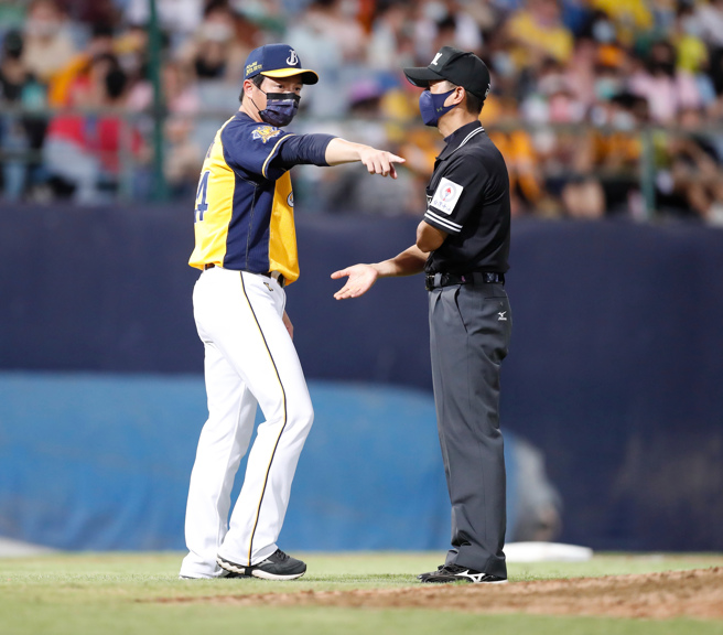 中信兄弟总教练林威助。（陈怡诚摄）