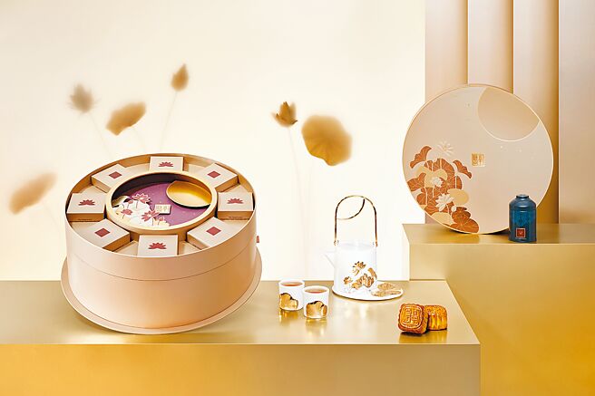 半岛精品店推精选中秋礼物篮，售价新臺币3,488元起，每款均满载半岛月饼及精选食品。图／业者提供