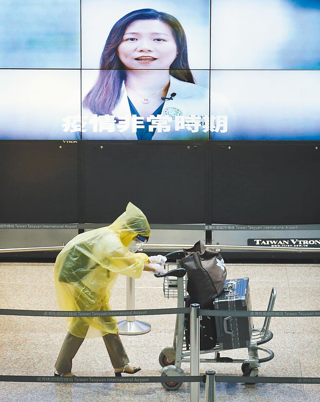 2021年5月台湾本土疫情大爆发，破口指向当时机组员「3+11」政策，不过，指挥中心从未承认。图为桃机旅客入境的画面，图中人物与新闻无关。（范扬光摄）