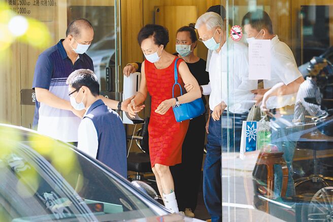 6月初因小中风住进台大医院治疗的前副总统连战（右二），已于日前康復出院，日前陪同夫人连方瑀女士（左三）到台北市东区的一家髮廊洗髮，上下楼梯仍会牵手相互扶持。（本报资料照片）