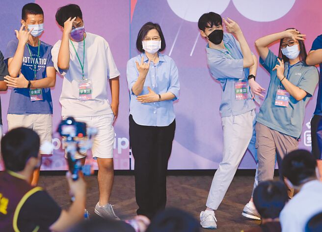 民进党全代会今登场，中常会将改组，攸关「后小英时代」党内权力重组及2024总统及立委提名。图为身兼党主席的蔡英文总统（中）16日出席「2022全国高中职国际知识竞赛闭幕式」，与喜欢搞怪的得奖高中生同台合影留念。（季志翔摄）