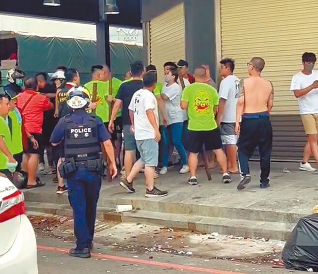 绿衣的新店进香团与白衣的彰化进香团因停车纠纷起争执，而爆发大乱斗。（撷自吕绍齐脸书／程炳璋台南传真）