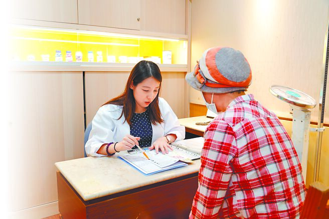 国内逐渐解封，但正在接受癌症治疗、血液透析等免疫功能低下的病友，仍不敢贸然回归正常生活。（示意图／台湾癌症基金会提供）