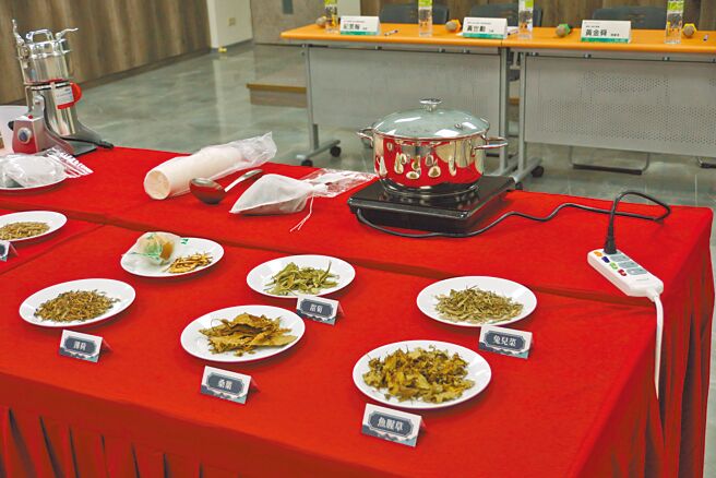 新北市药师公会中药发展委员会主委林宸汝建议，民眾可使用「药食两用」的桑叶、鱼腥草、甜菊、兔儿菜以及薄荷熬煮青草茶。（药师公会全联会提供／林周义台北传真）