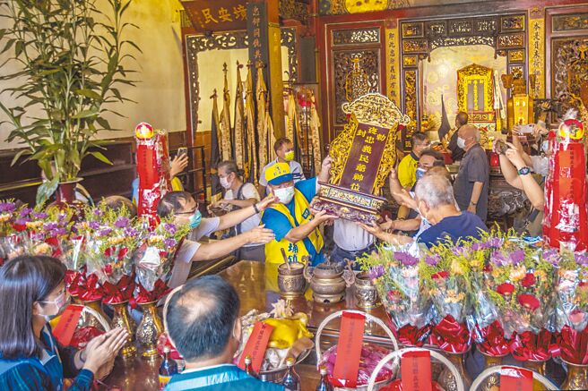 新埔义民庙祭典16日「恭迎义民爷仪式」，在县长杨文科等人祭拜后，传递迎出义民爷神龛送到新埔联庄轮值祭典区。（罗浚滨摄）