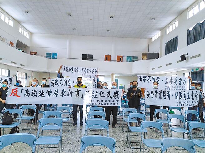 选举到了，民进党开始敲锣打鼓，推动「高铁延伸六块厝」，但六块厝这个地点，连民进党籍的县议员都大表不满，最后很可能沦为选举泡沫。（林雅惠摄）