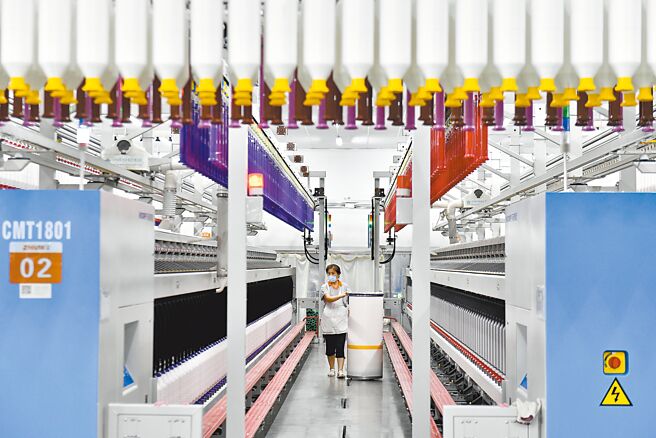 有华尔街高管指出，由于地缘政治紧张加剧，加上中国当局防疫封锁，美国主要金融公司正从亚洲撤退。图为山东一家新材料公司生产线。（新华社）