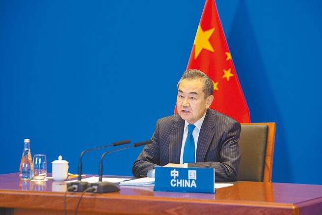 中国国务委员兼外长王毅15日与叙利亚外长米格达德视讯会晤，王毅奉劝美西方国家，老毛病要改，不要动辄指手画脚，干涉中东事务，应当做有利于地区和平发展的事。图为王毅资料照片。（新华社）