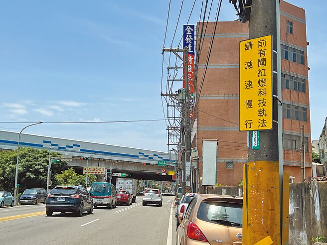 桃园市今年度规画在100处易肇事路段增加科技执法设备，其中桃园、八德、大溪3行政区的25处路口已完成验收，将于18日率先启用。（蔡依珍摄）