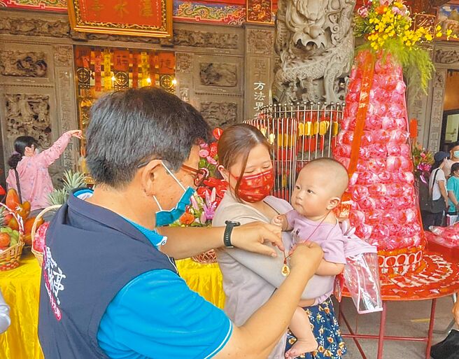 潭水亭指出，不少家长带新生儿来做观音妈的谊子女，只要准备金纸、饼乾，和带着一个虔诚的心祈求，一定能让观音妈欢喜收为谊子女，庇佑长大。（潭水亭提供／陈淑娥台中传真）