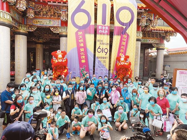 潭水亭号召300名谊子女回娘家换絭，为平安项炼重新换上红线。（潭水亭提供／陈淑娥台中传真）