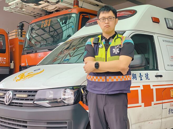 彰化县消防局第一大队和美分队高级救护技术员林麒宏，投入消防工作11年来，执救活31人，荣获10大杰出救护技术员。（彰化县消防局提供／吴敏菁彰化传真）